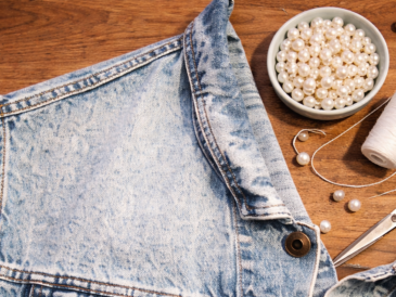 upcycling de camisa com perolas de fantasia