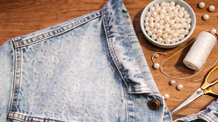 upcycling de camisa com perolas de fantasia