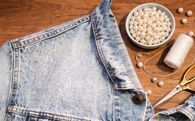 upcycling de camisa com perolas de fantasia
