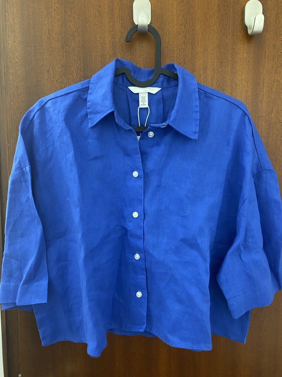 Camisa curta em azul forte, tamanho XS da marca H&M nova 3