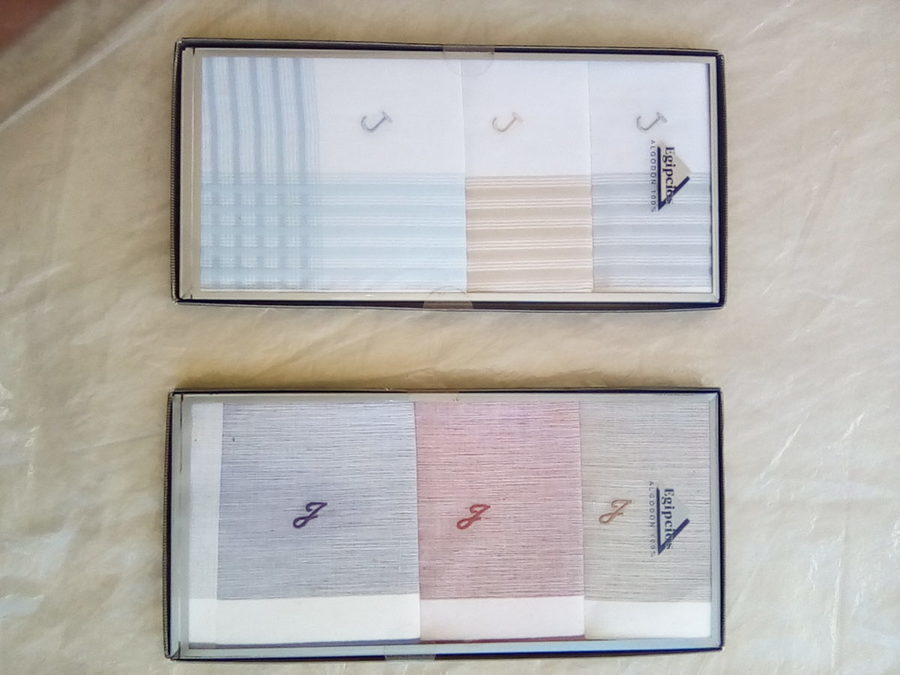 Duas caixas com 3 lenços cada (com a inicial J) 2