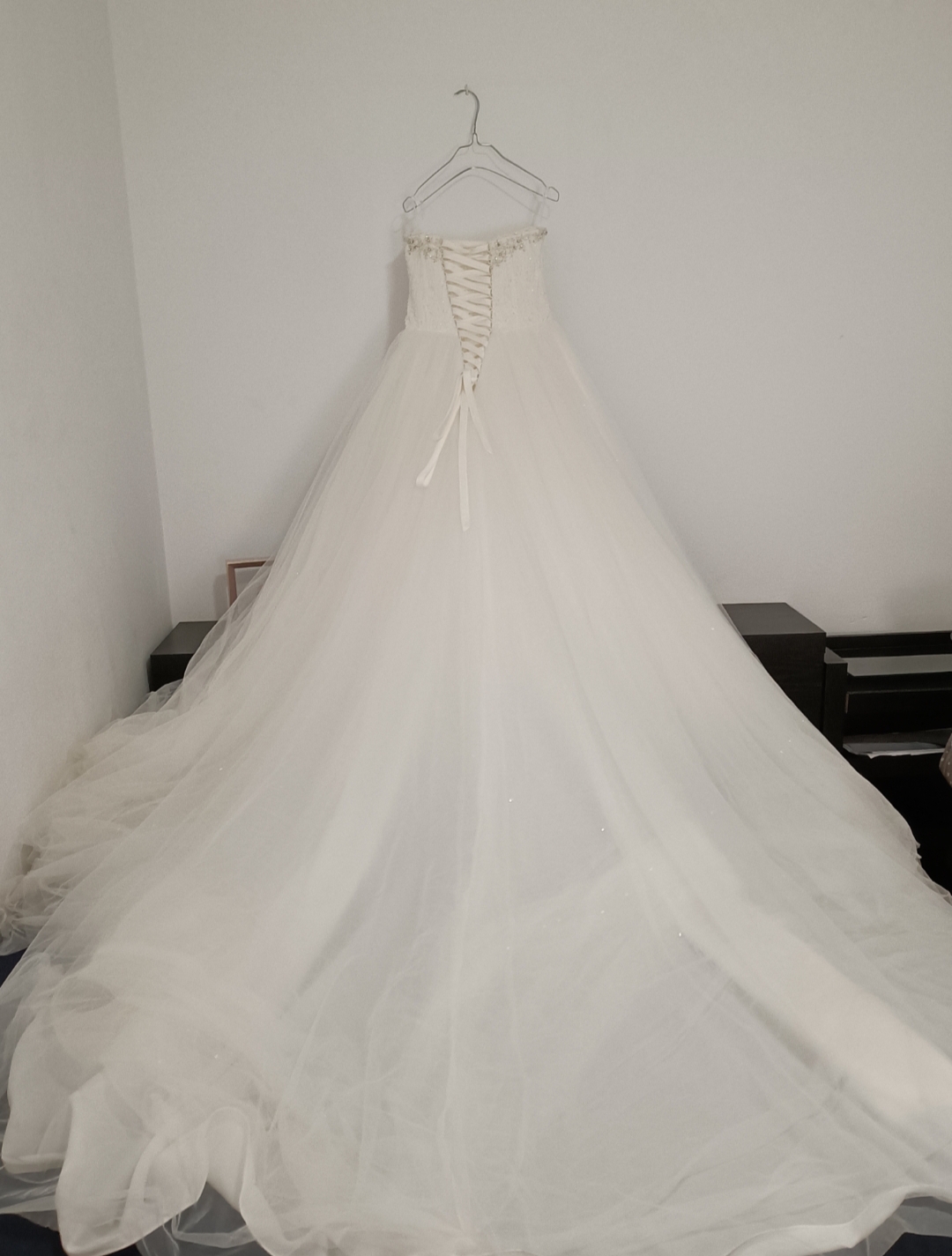 Vestido de noiva branco corpete com cauda semi comprida 1