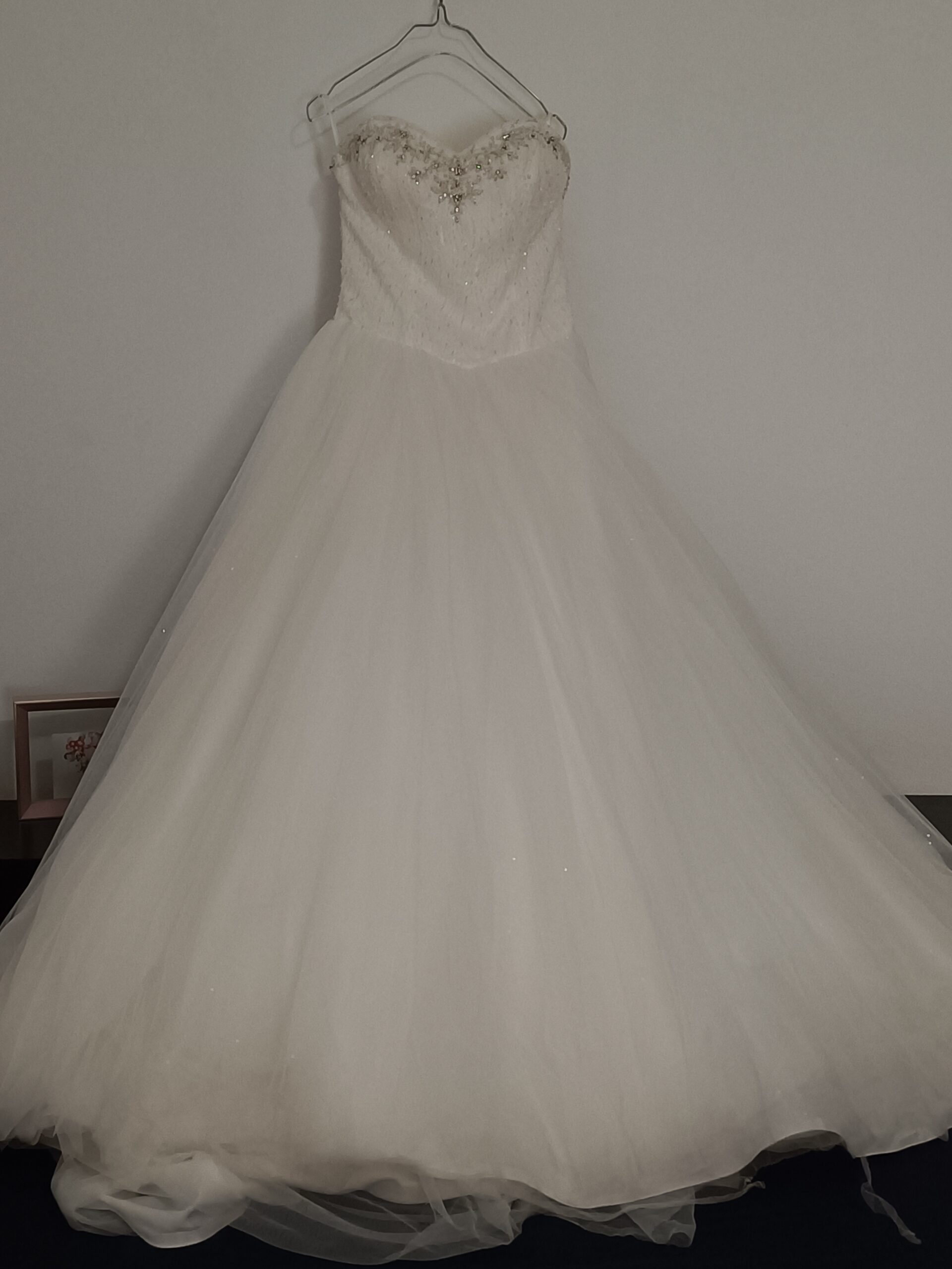 Vestido de noiva branco corpete com cauda semi comprida 2
