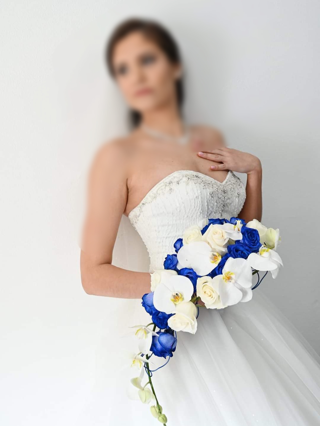 Vestido de noiva branco corpete com cauda semi comprida 4