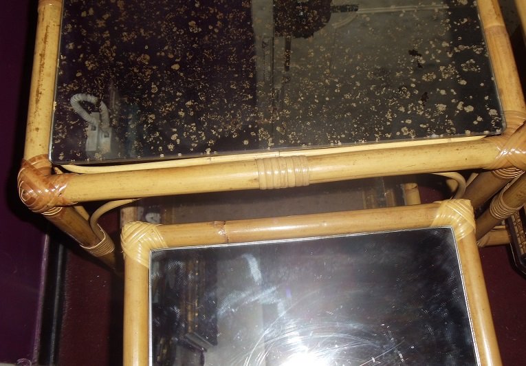 Conjunto de mesinhas auxiliares em bambu e vidro. Bandeja com palha 4