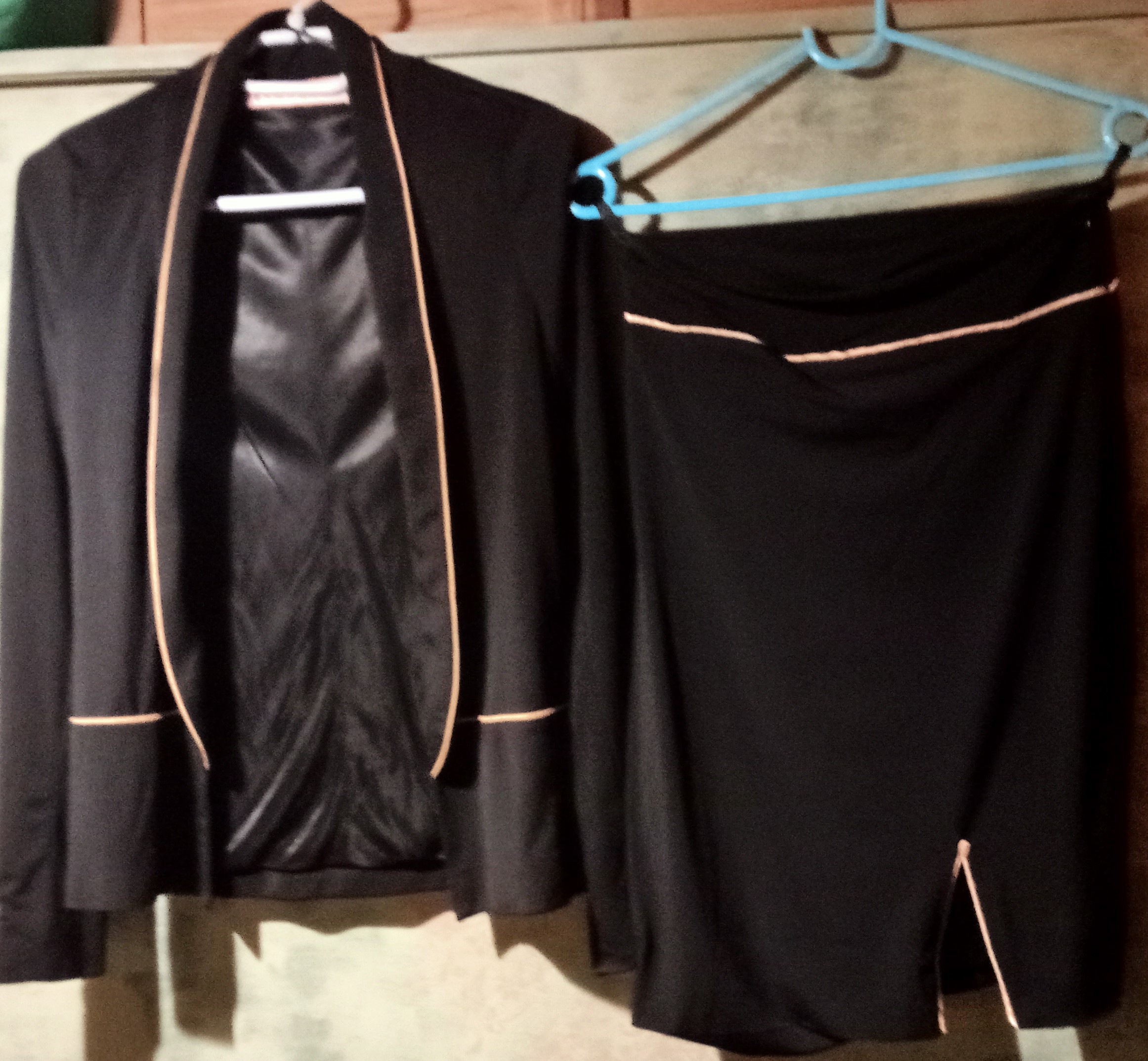 Conjunto de casaco, calças, saia e blusa 8