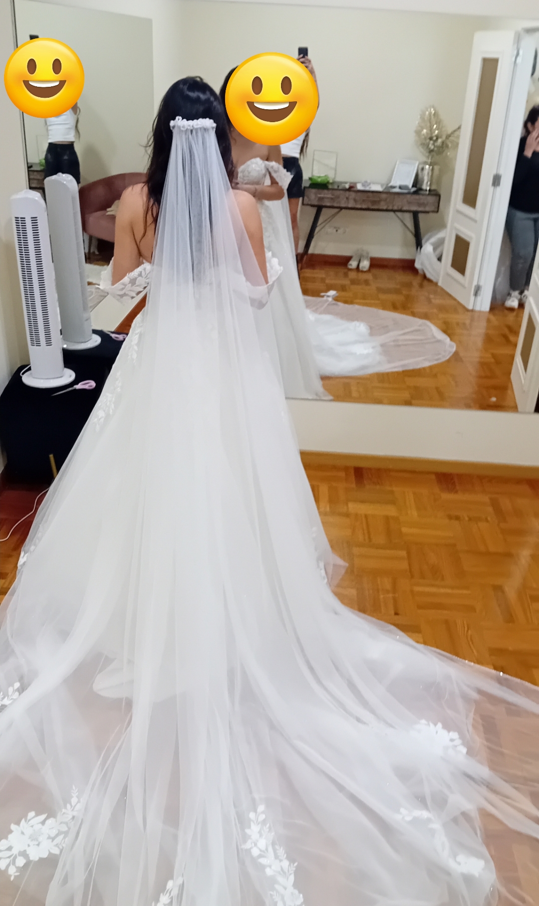 Vestido de noiva moderno romântico com véu delicado 6