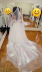 Vestido de noiva moderno romântico com véu delicado 5