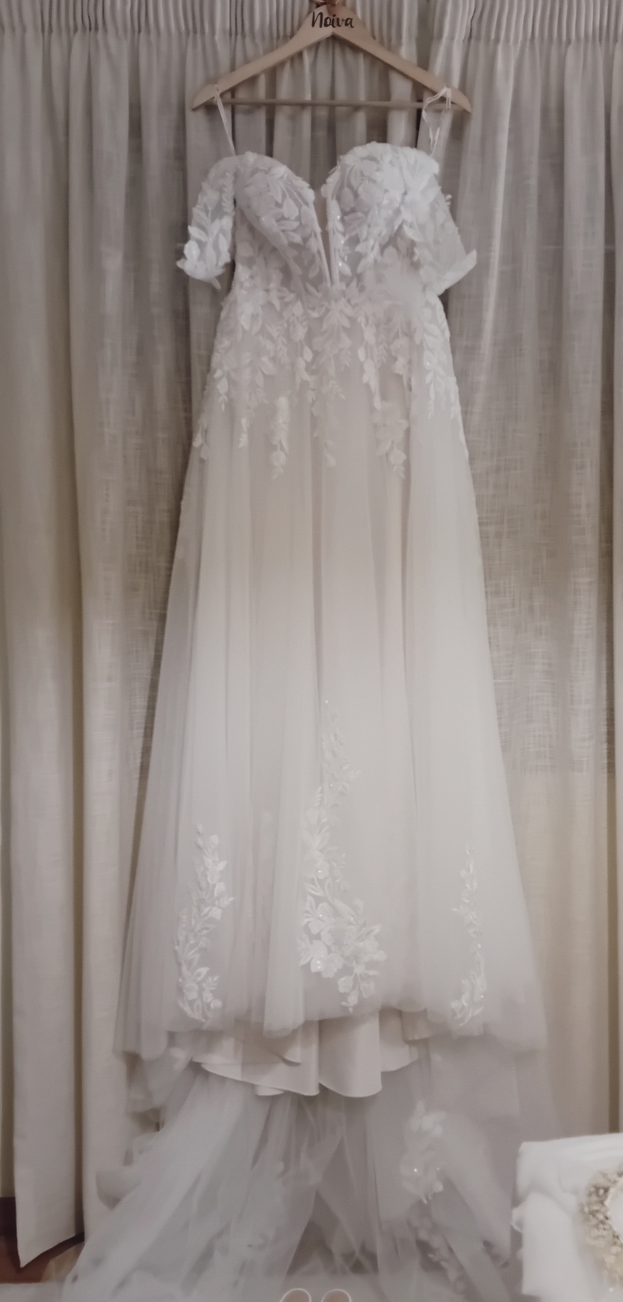 Vestido de noiva moderno romântico com véu delicado 4