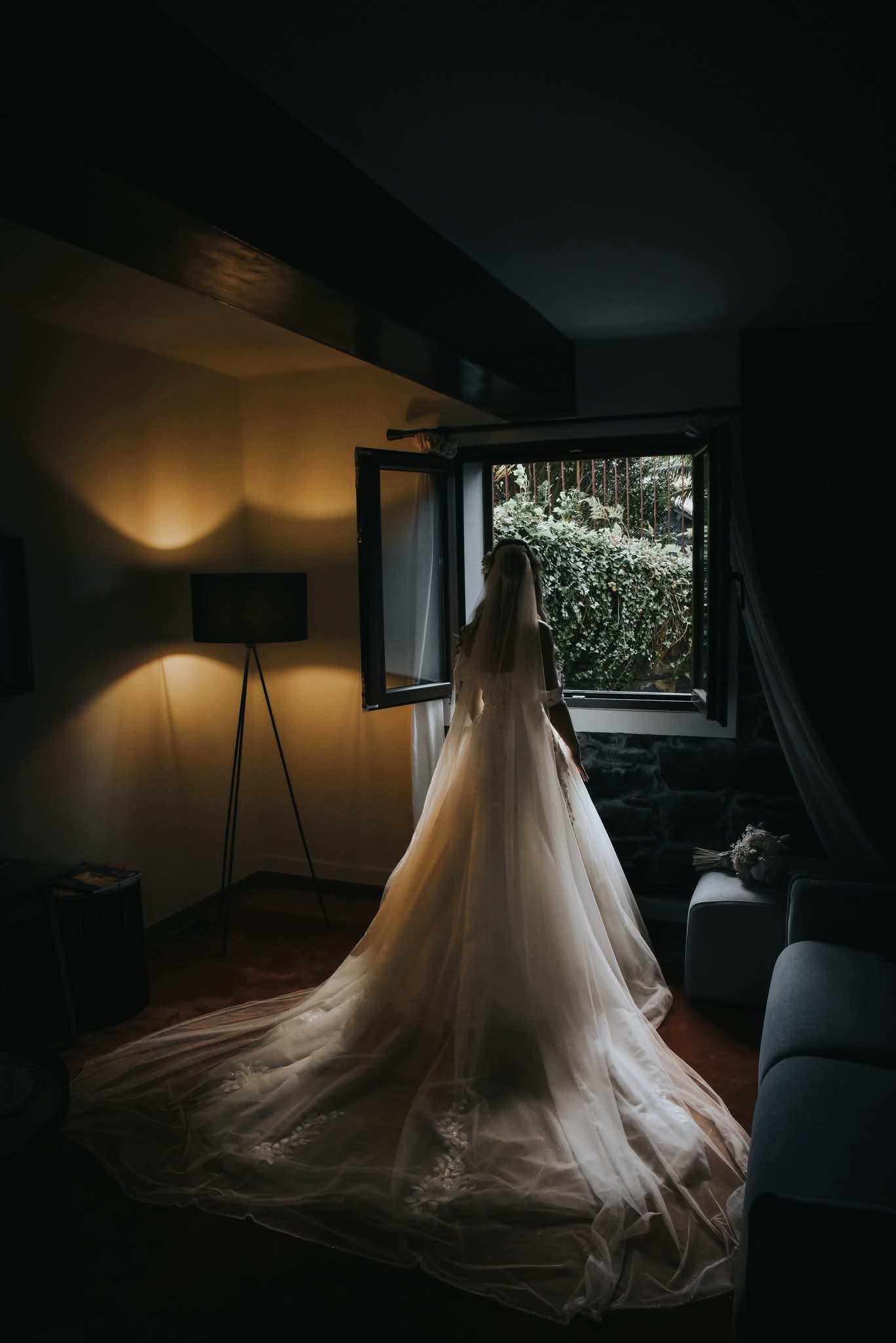 Vestido de noiva moderno romântico com véu delicado 3