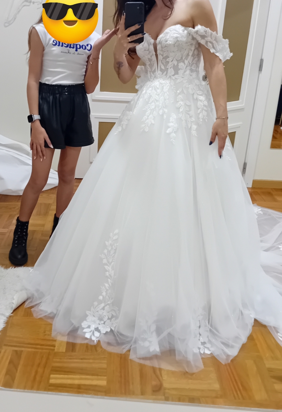 Vestido de noiva moderno romântico com véu delicado 7