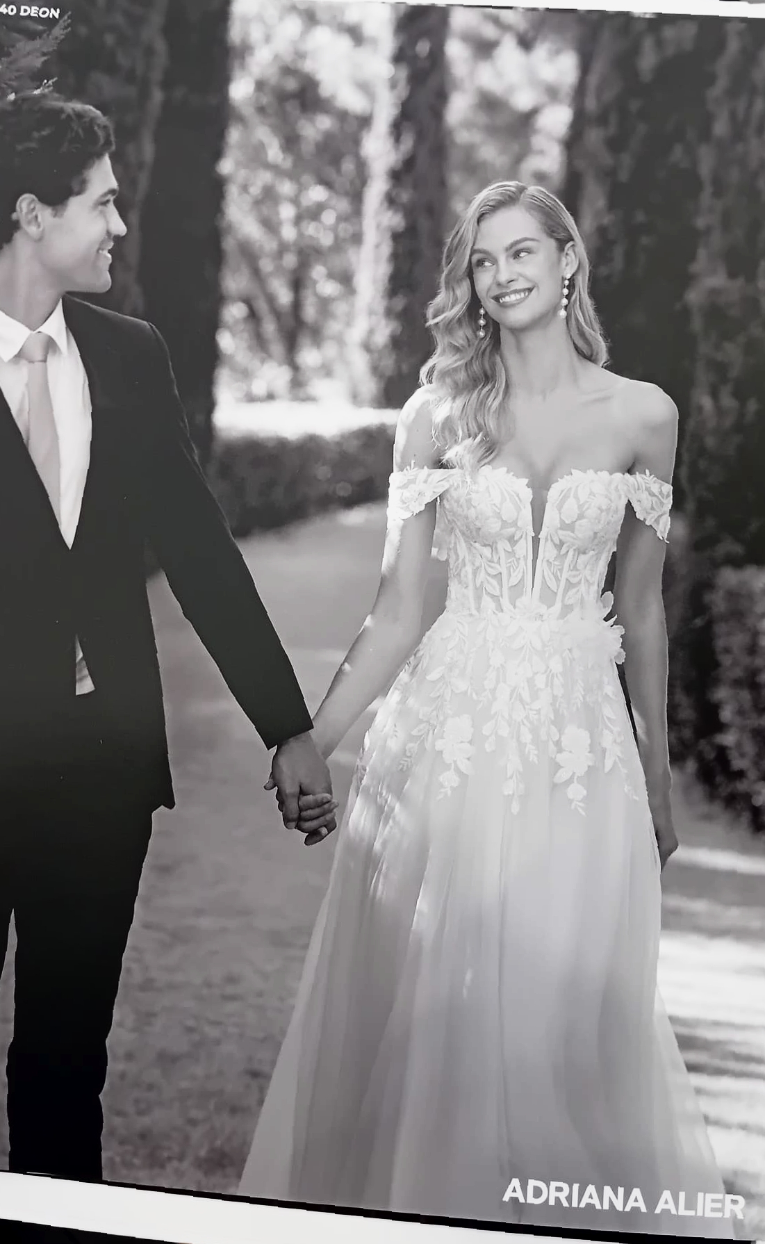 Vestido de noiva moderno romântico com véu delicado 1